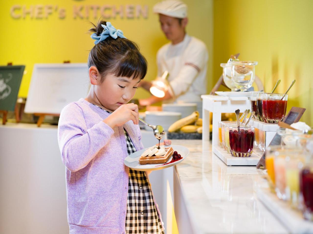 Omo7 Asahikawa By Hoshino Resorts Exterior photo A child eating dessert