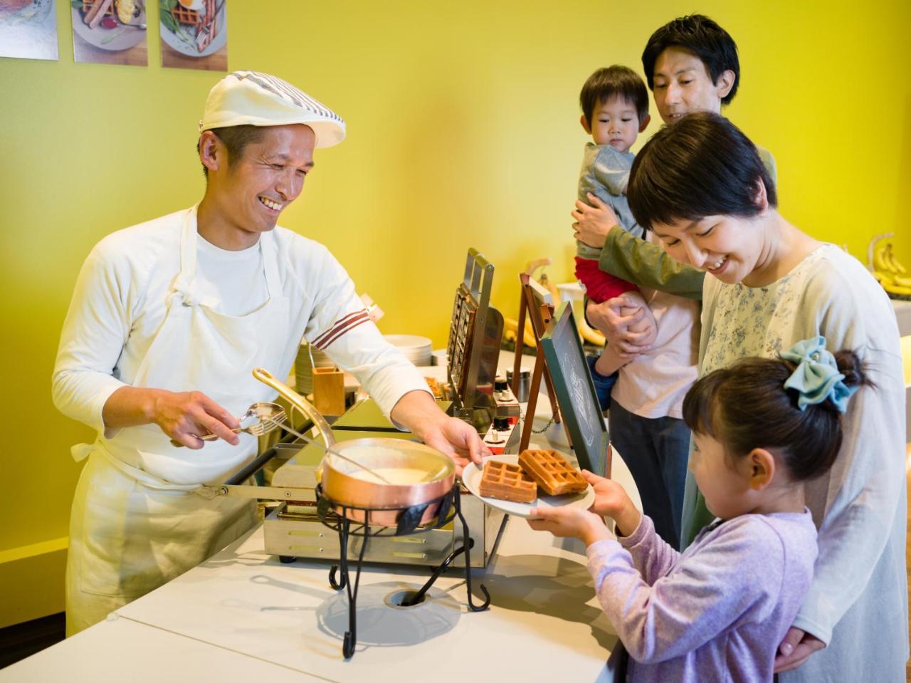 Omo7 Asahikawa By Hoshino Resorts Exterior photo A family at a buffet